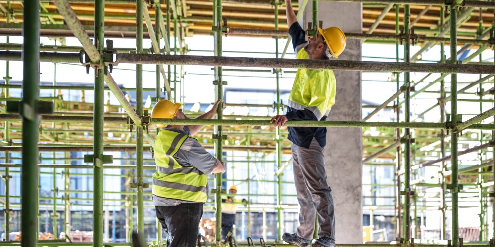 construction-workers-on-scaffolding-69TXD4R (1)